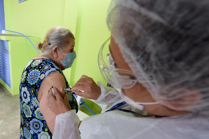 Vacinação contra a Covid-19 segue por agendamento em Guarulhos