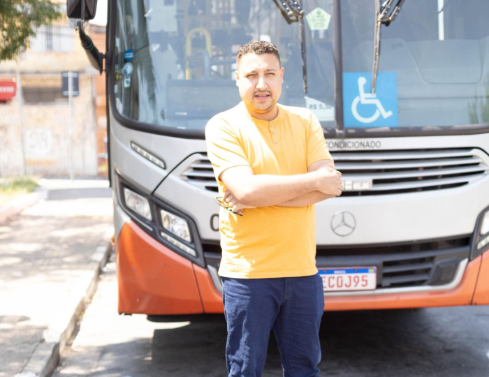 Morador de Osasco Gustavo Gudobela e Associação Baobá coletam assinatura por tarifa zero dia 02 de dezembro