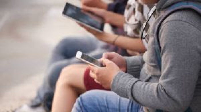 Pedagoga aponta desafios da nova lei que proíbe uso de celulares nas escolas em São Paulo